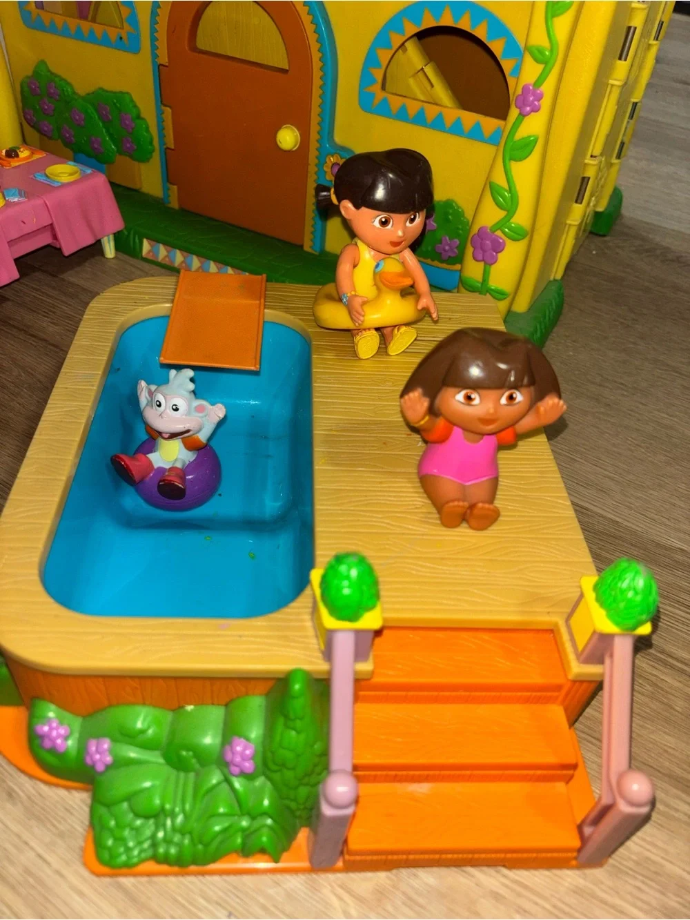 Vintage Mattel 2003 Dora the Explorer pop-up house. Dolls and accessories!